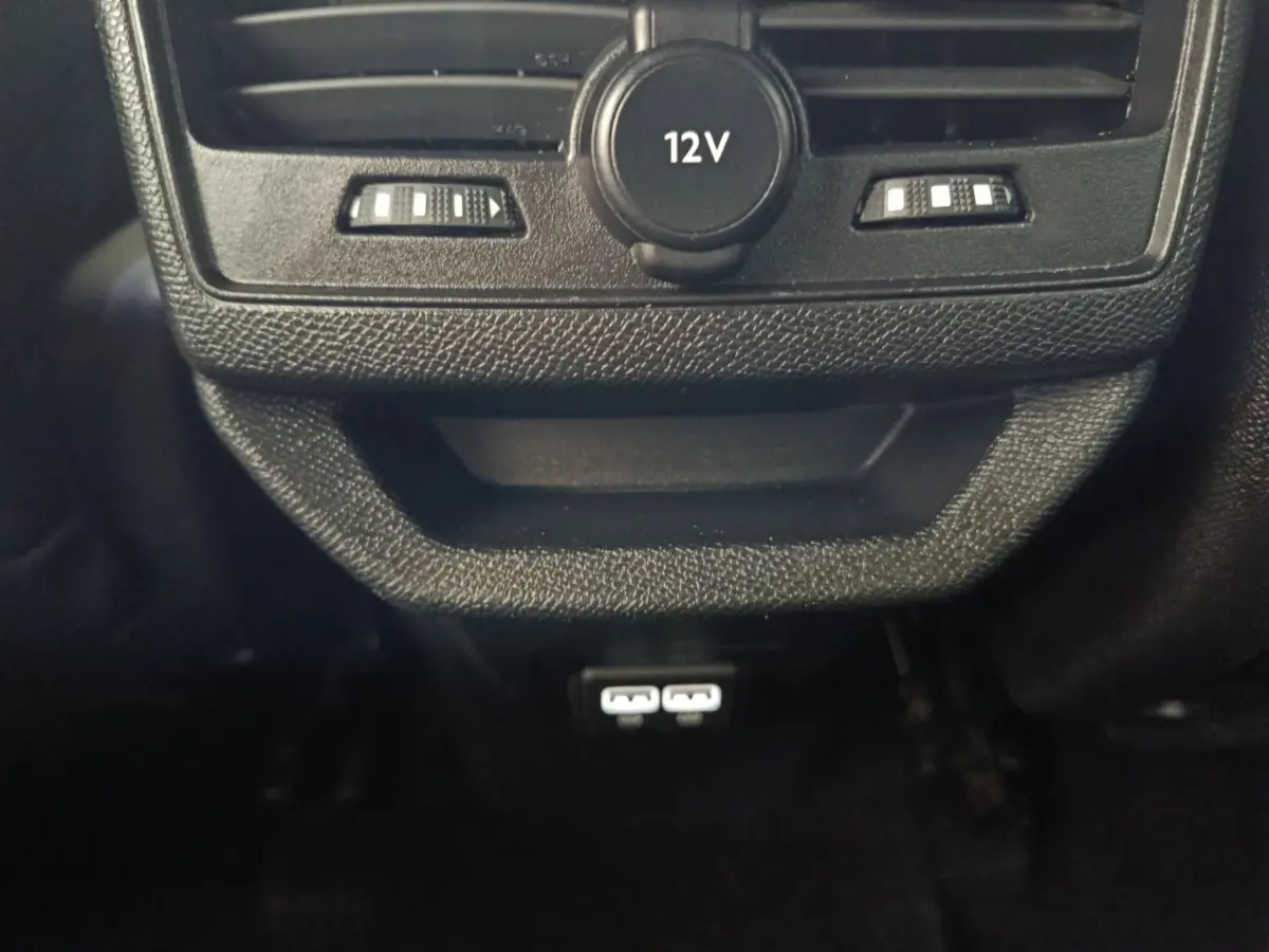 Gros plan sur la prise 12V et les ports USB doubles du tableau de bord noir du Peugeot 3008 PureTech 130 GT 2022.