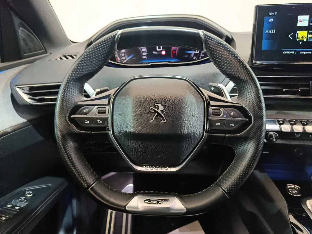 Vue rapprochée du volant cuir noir GT avec commandes multifonctions et tableau de bord numérique du Peugeot 3008 2022.