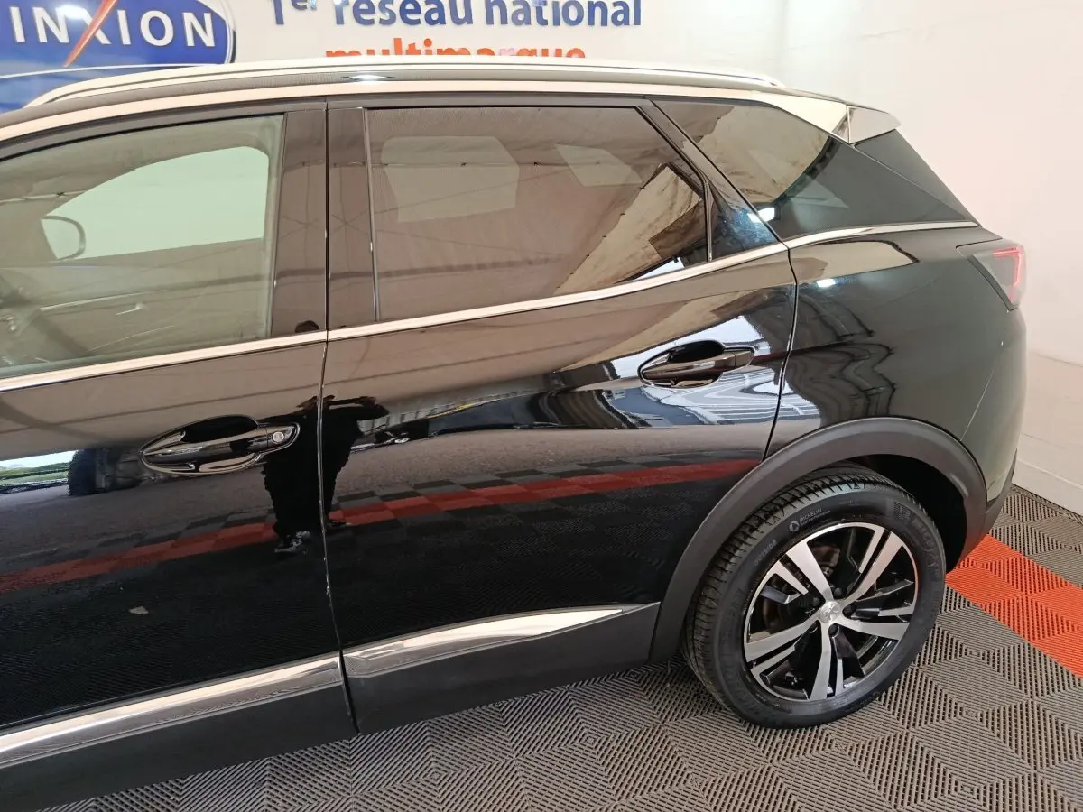 Vue côté droit arrière du Peugeot 3008 noir, mettant en valeur la porte arrière et la roue avec jante alliage.