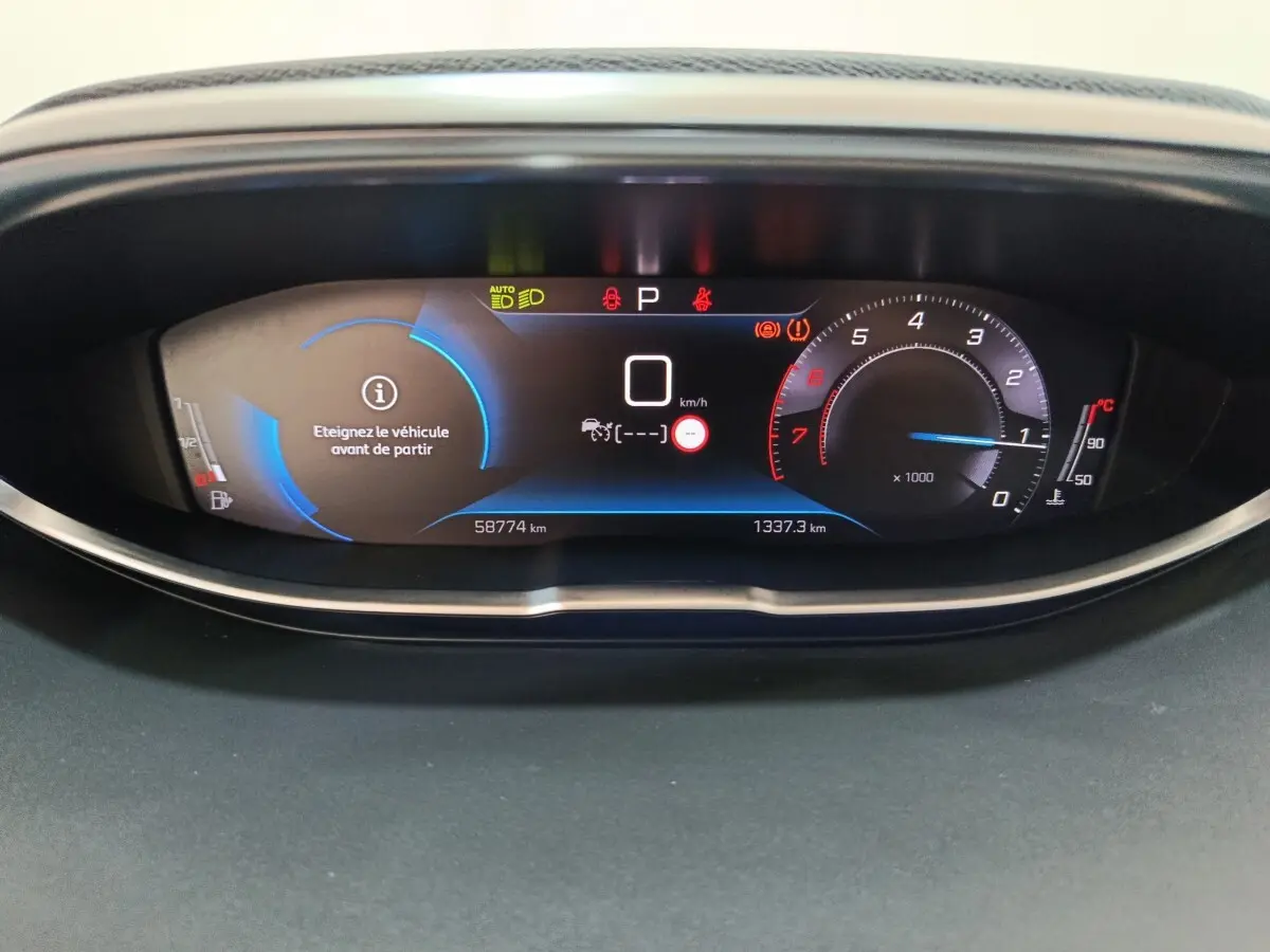Affichage numérique du tableau de bord du Peugeot 3008 PureTech 130 GT, avec indicateurs de vitesse et alertes.