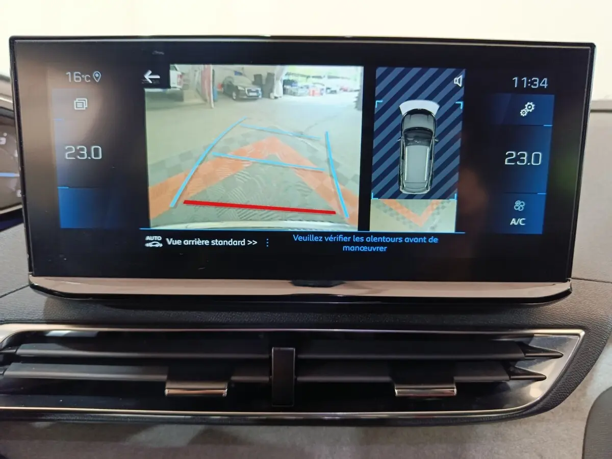 Écran tactile central du Peugeot 3008 noir 2022 montrant la caméra de recul et l'aide au stationnement.
