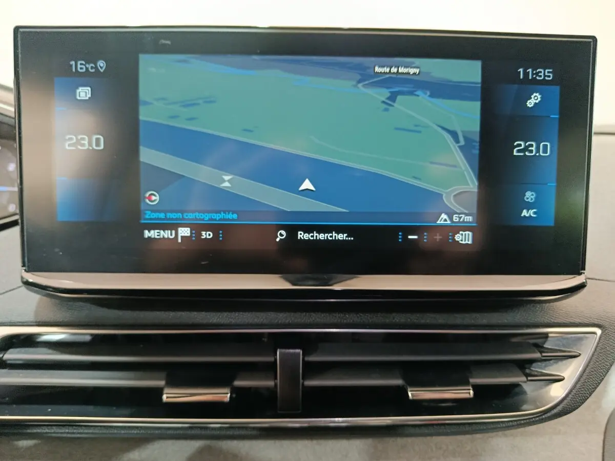 Écran tactile central du tableau de bord du Peugeot 3008 GT 2022 affichant la navigation et la climatisation.