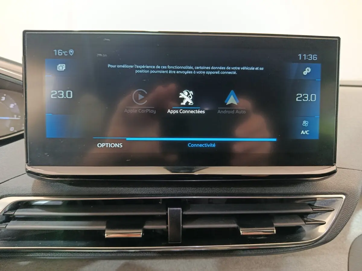 Écran tactile central du Peugeot 3008 PureTech 130 GT 2022 affichant les options de connectivité Apple CarPlay et Android Auto.