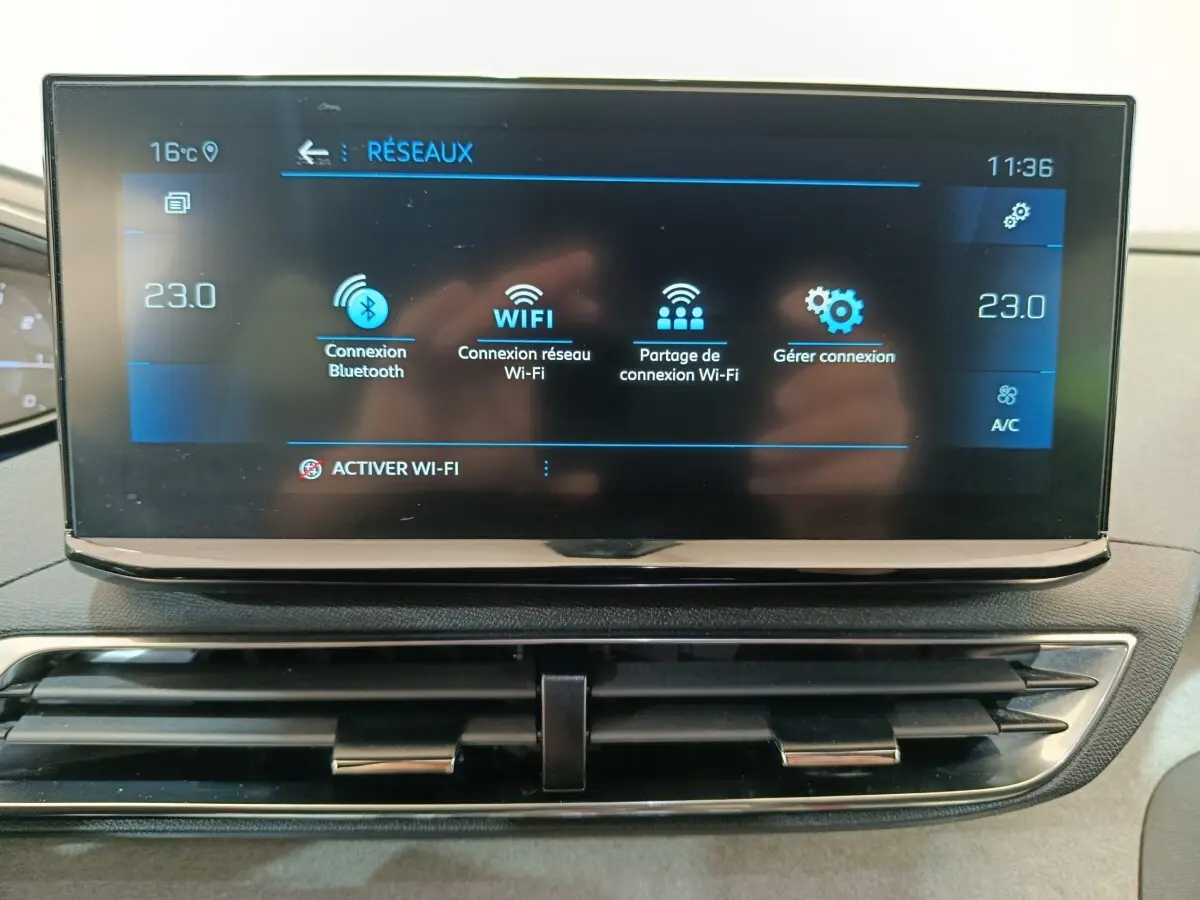 Écran tactile central du tableau de bord du Peugeot 3008 noir, affichant les options de connexion Wi-Fi et Bluetooth.