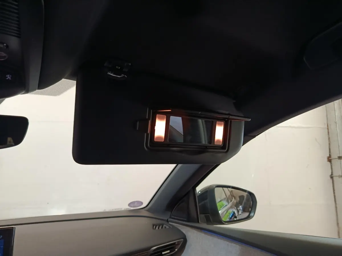 Vue intérieure côté gauche du pare-soleil avec miroir éclairé du Peugeot 3008 noir version GT 2022.