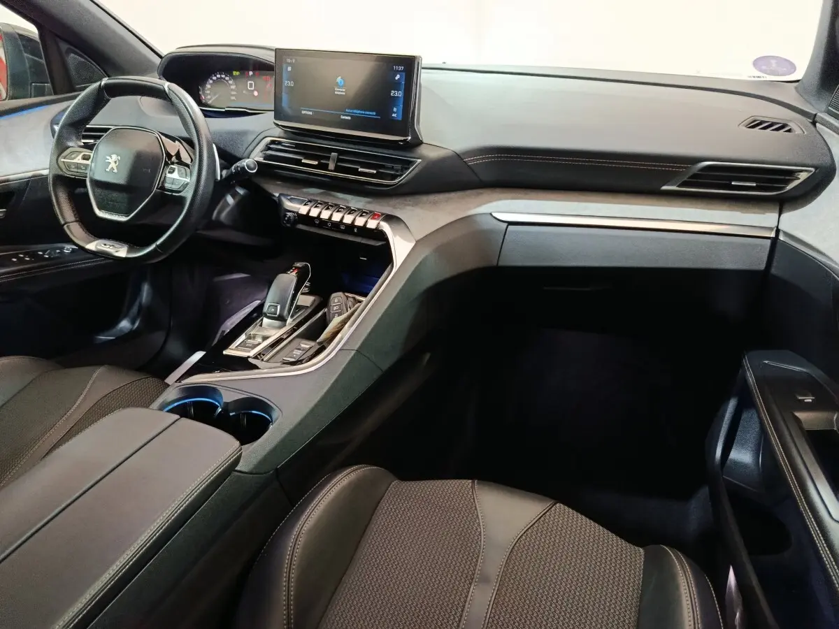 Vue intérieure côté conducteur du Peugeot 3008 noir 2022, avec tableau de bord numérique et écran tactile central.
