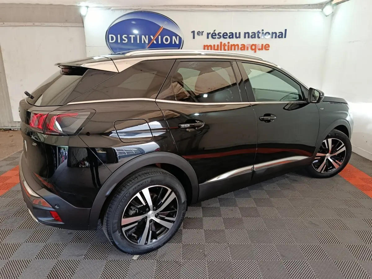 Peugeot 3008 PureTech 130 GT noir vue 3/4 arrière droit, jantes alliage et feux arrière LED distinctifs.