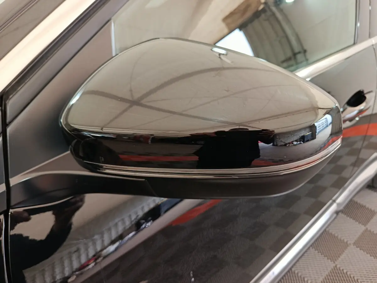 Rétroviseur côté gauche noir brillant du Peugeot 3008 PureTech 130 GT 2022 avec clignotant intégré.