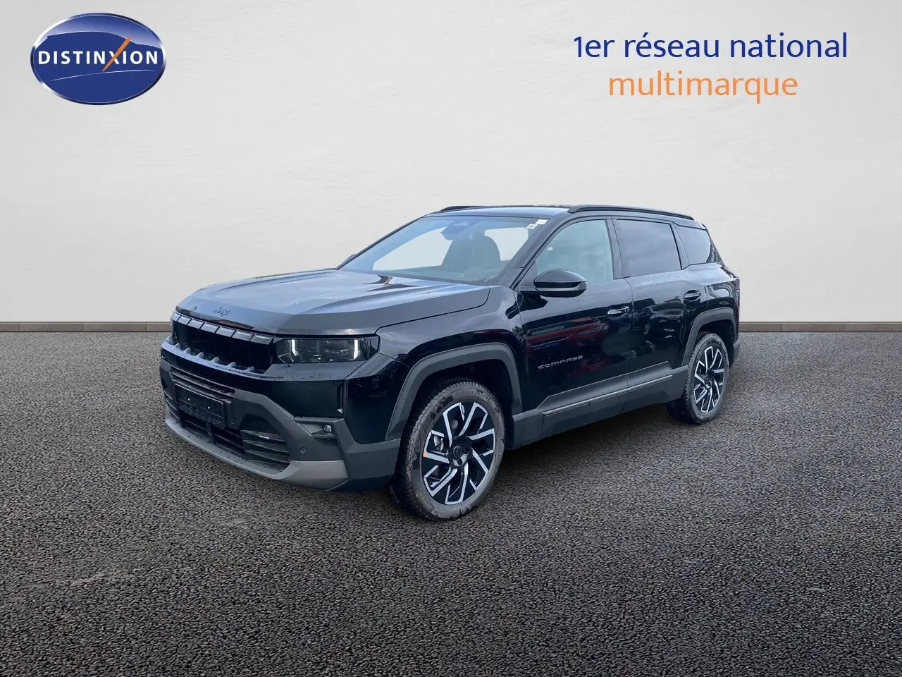 Jeep Compass MHEV 145ch Summit noir Vulcano métal, vue 3/4 avant droit sur fond neutre.