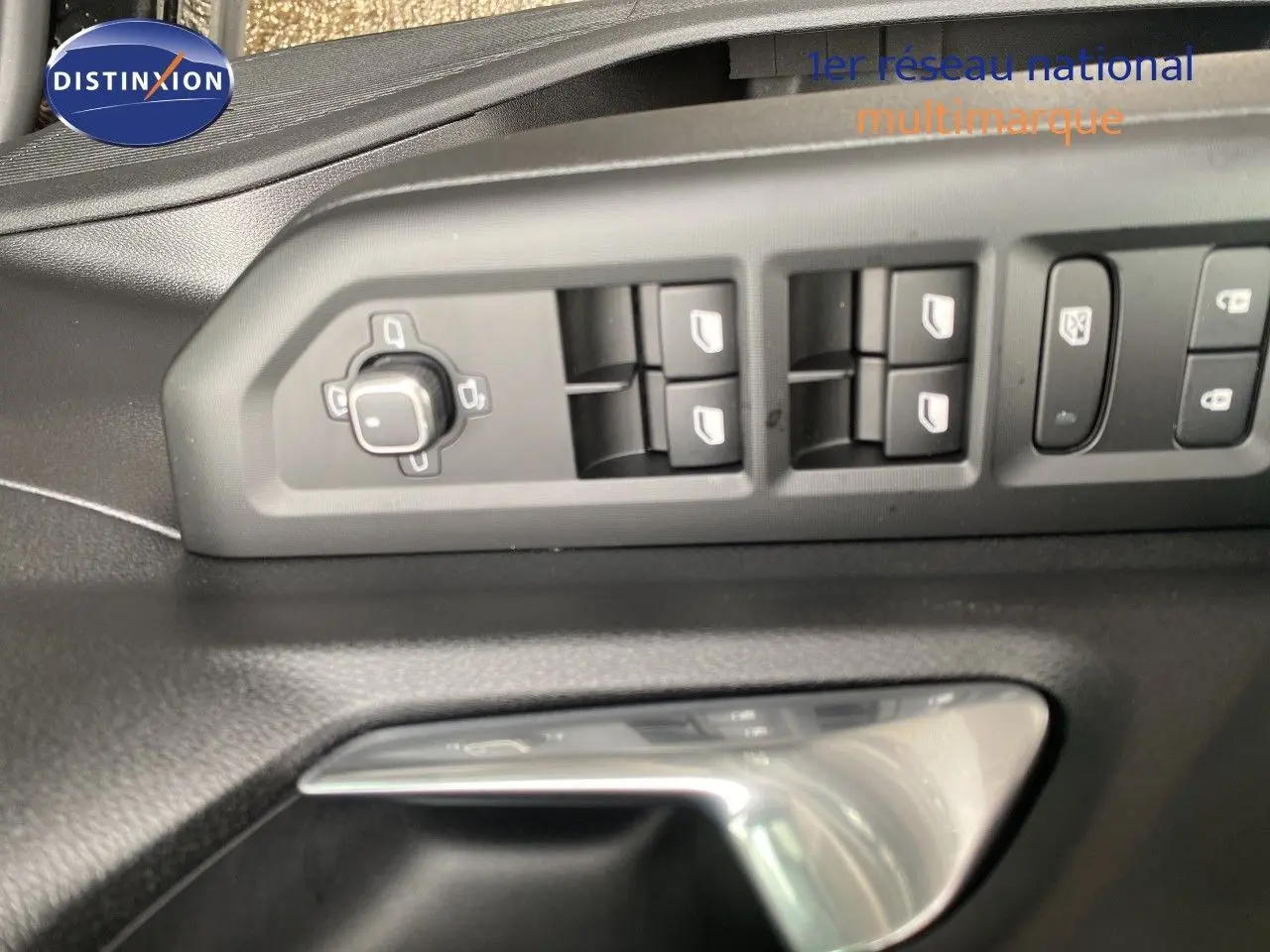 Détail des commandes de lève-vitres et rétroviseurs côté conducteur d’un Jeep Compass noir Vulcano 2026.