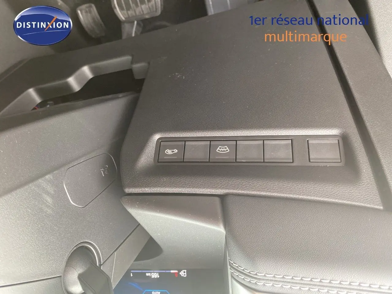 Détail du tableau de bord noir du Jeep Compass 2026 MHEV, avec boutons de commande visibles en gros plan.
