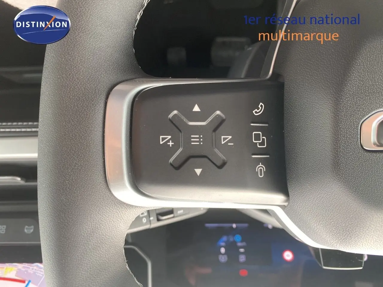 Gros plan sur les commandes au volant du Jeep Compass noir Vulcano 2026, mettant en valeur les boutons multifonctions.