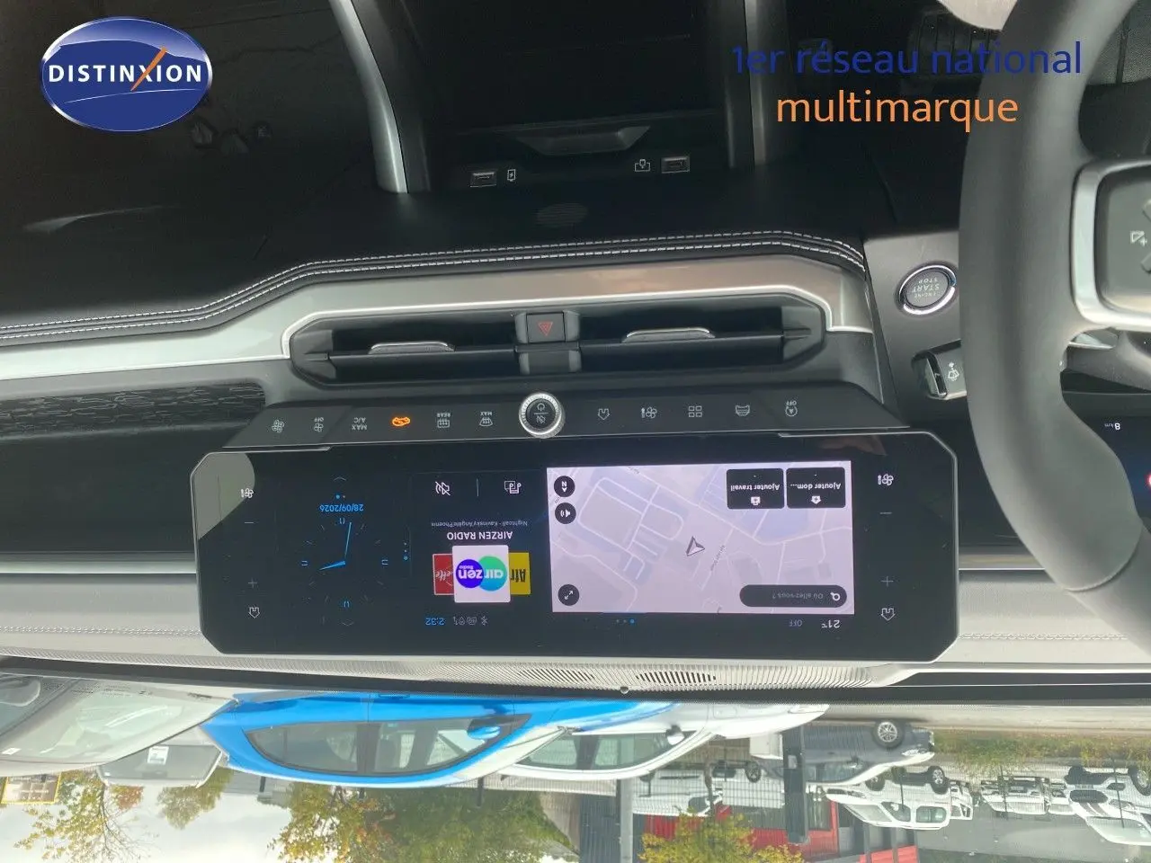 Vue intérieure du tableau de bord du Jeep Compass 2026, avec écran tactile large et volant partiel visible.