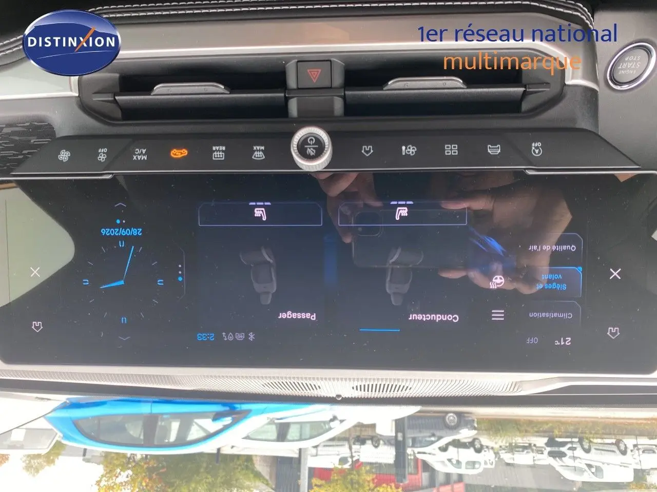 Vue rapprochée de l’écran tactile central du Jeep Compass 2026 noir Vulcano, affichant les commandes de climatisation et sièges chauffants.