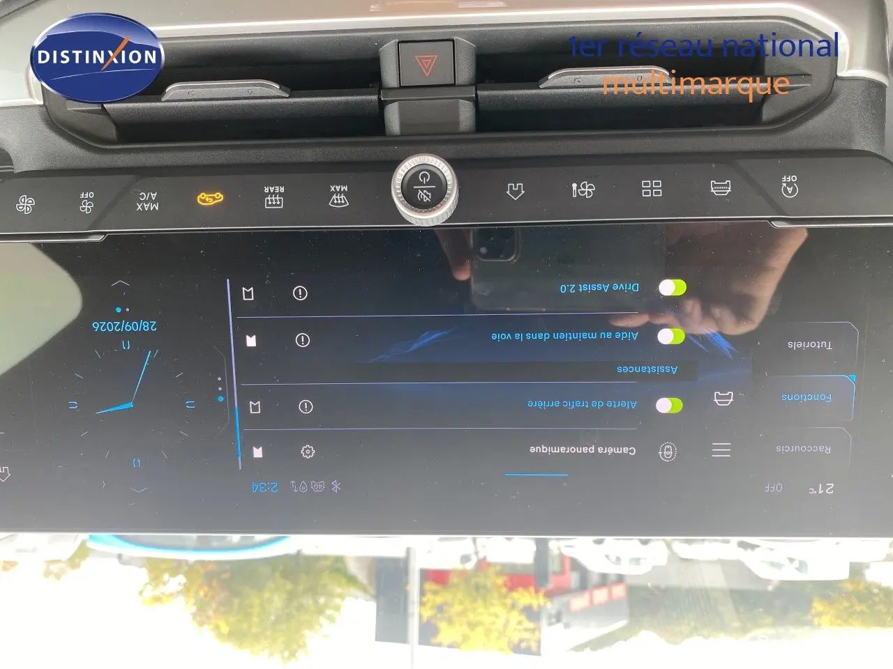 Écran tactile central du Jeep Compass noir Vulcano 2026, affichant les réglages d’assistance et de confort intérieur.