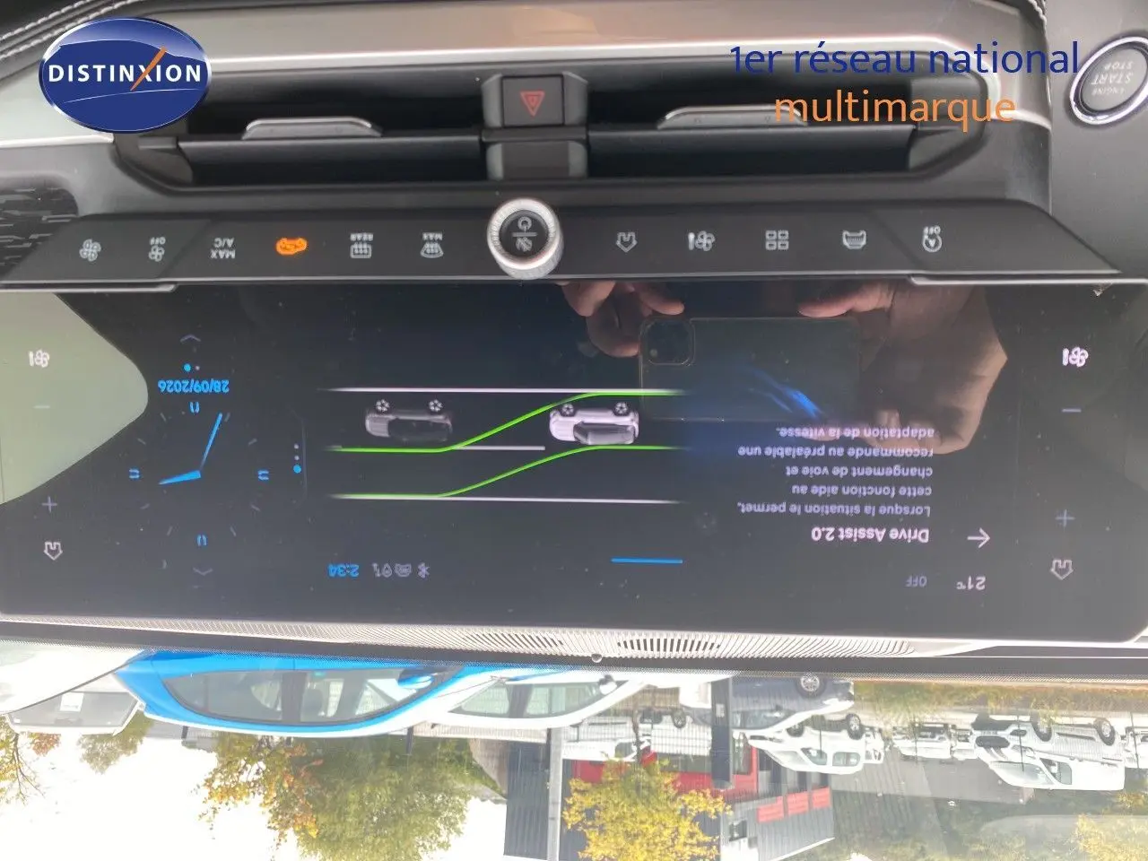 Vue rapprochée du tableau de bord numérique du Jeep Compass 2026 noir Vulcano, affichant l’assistance à la conduite.