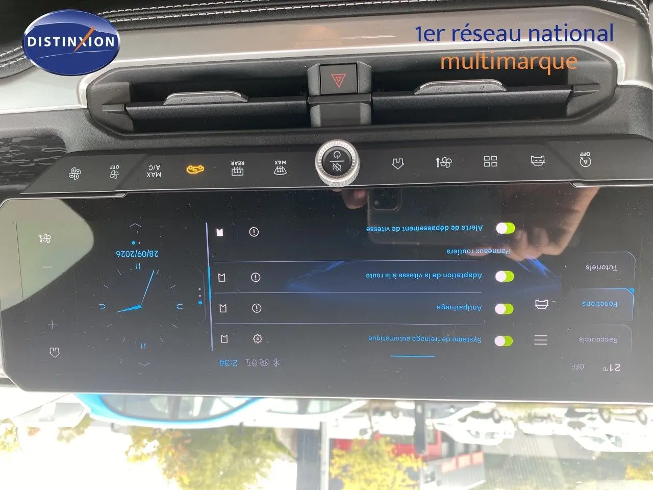 Vue rapprochée de l’écran tactile central du Jeep Compass noir Vulcano, affichant les réglages de confort et climatisation.