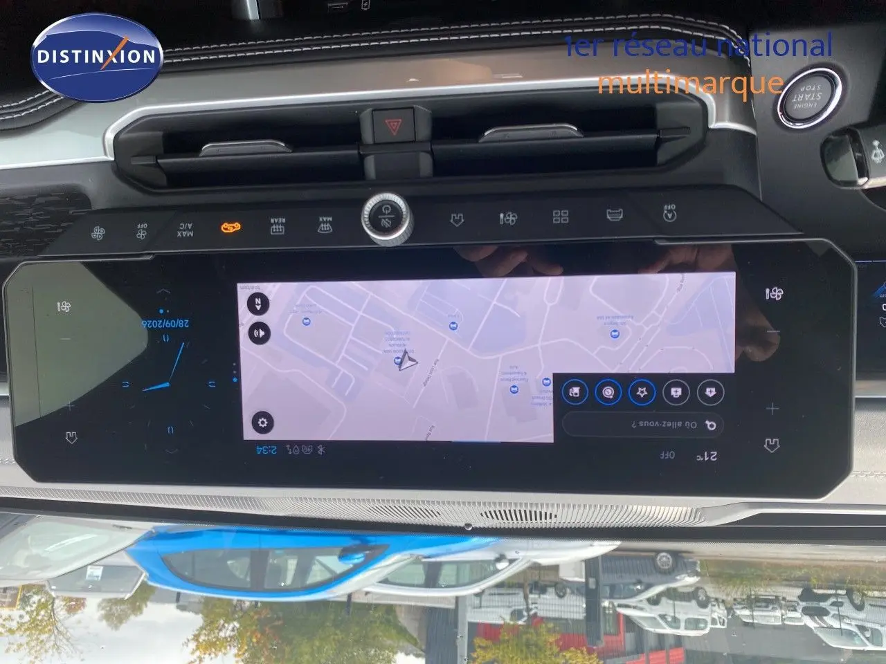 Vue rapprochée de l'écran tactile central du tableau de bord du Jeep Compass noir Vulcano, affichant la navigation GPS.