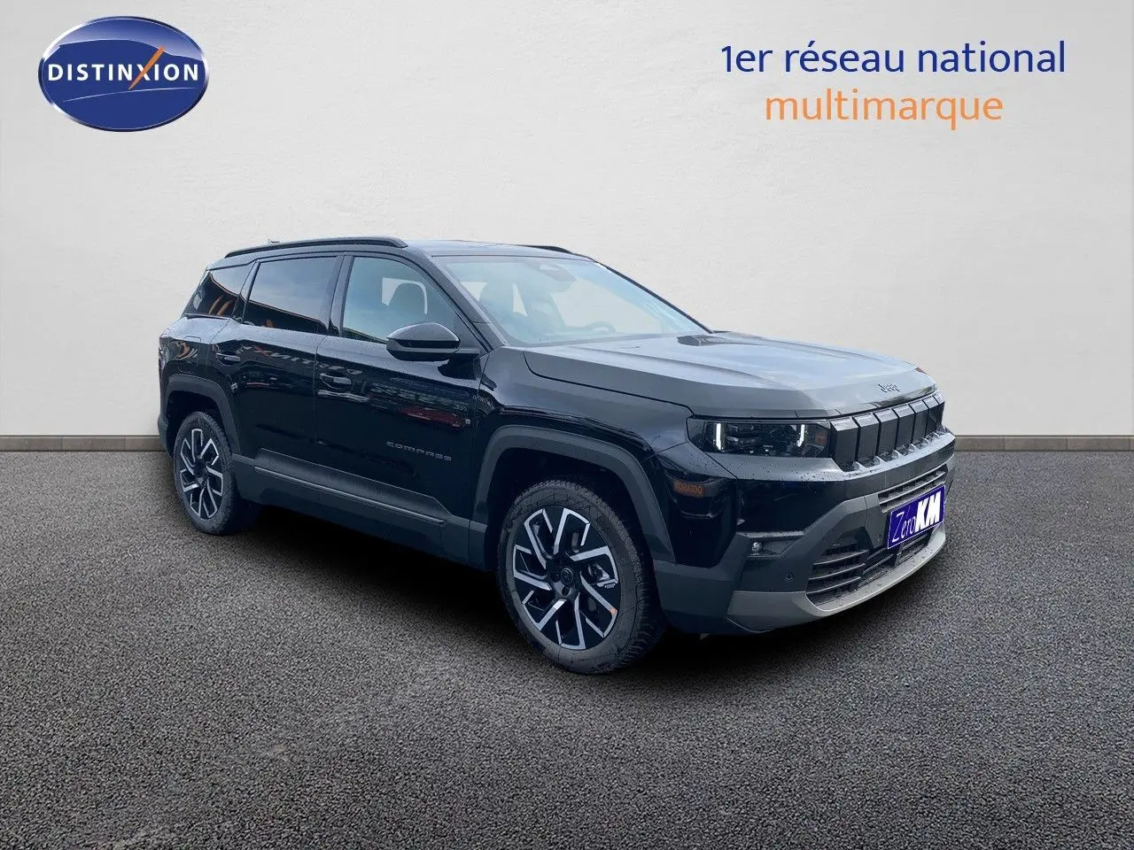 Jeep Compass noir Vulcano métal en 3/4 avant droit, mettant en valeur ses jantes bi-ton et sa calandre distinctive.