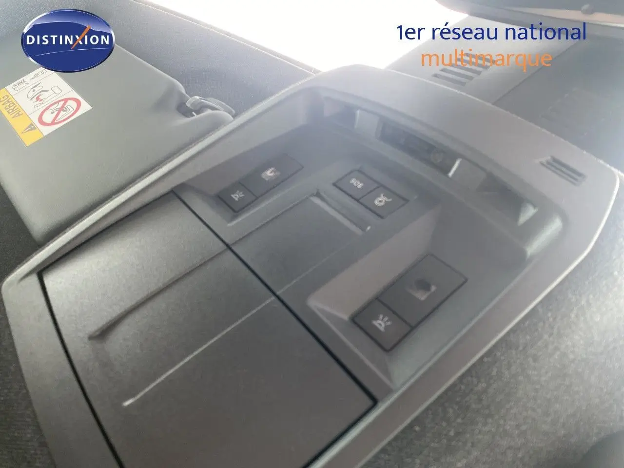 Détail du plafonnier intérieur avec commandes d’éclairage et bouton SOS du Jeep Compass noir Vulcano 2026.