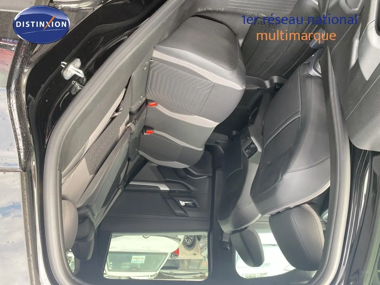 Vue intérieure arrière du Jeep Compass noir Vulcano, montrant les sièges en tissu et cuir avec détails contrastants.