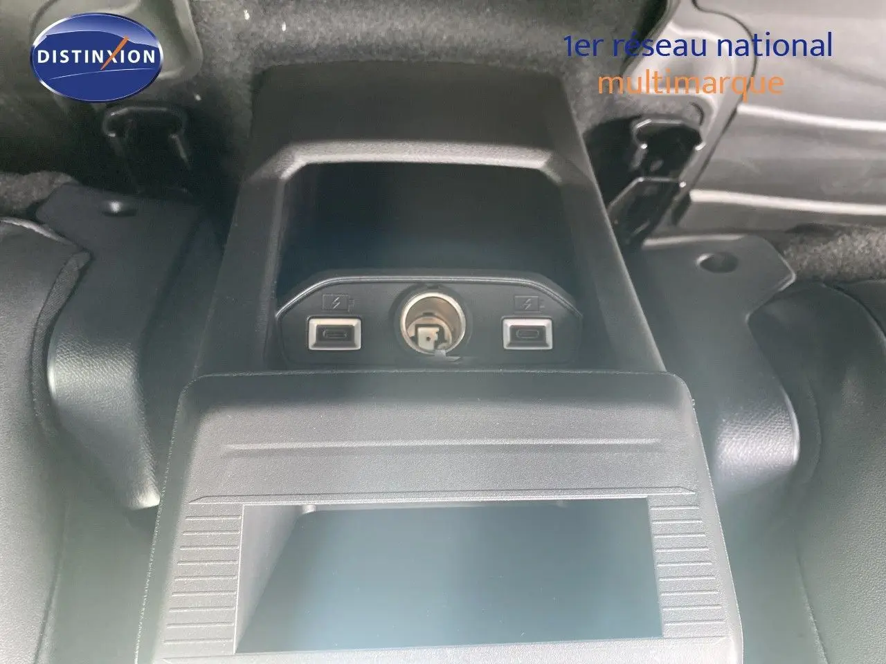 Vue rapprochée de la console centrale arrière du Jeep Compass noir Vulcano, montrant les ports USB et prise 12V.