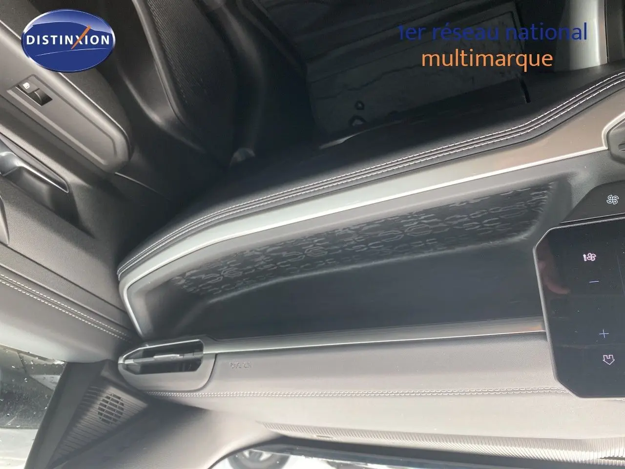 Vue intérieure côté droit du tableau de bord et porte en cuir noir avec surpiqûres blanches du Jeep Compass 2026.