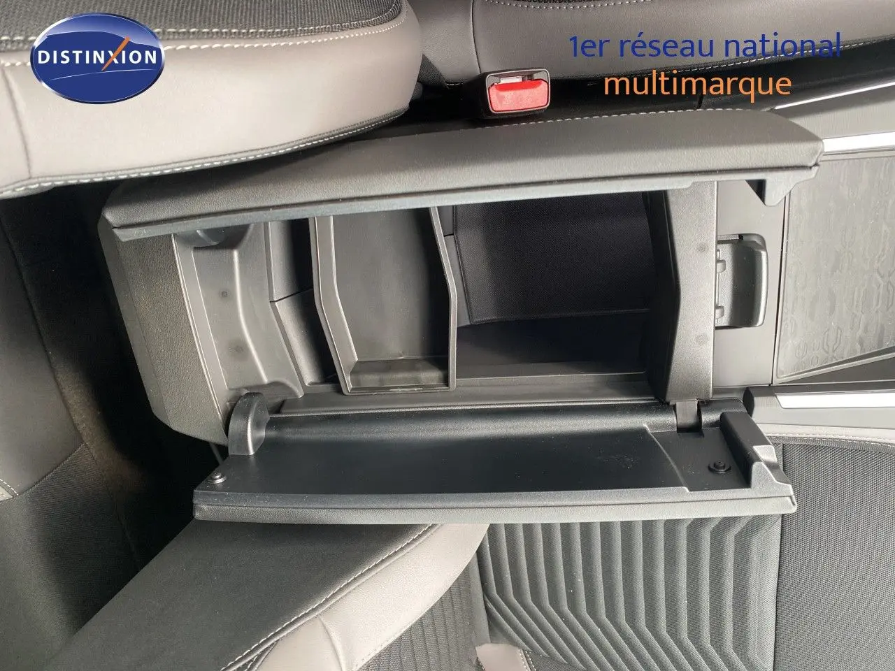 Vue rapprochée de la boîte à gants ouverte dans l’habitacle noir du Jeep Compass MHEV 145CH BVA Summit 2026.