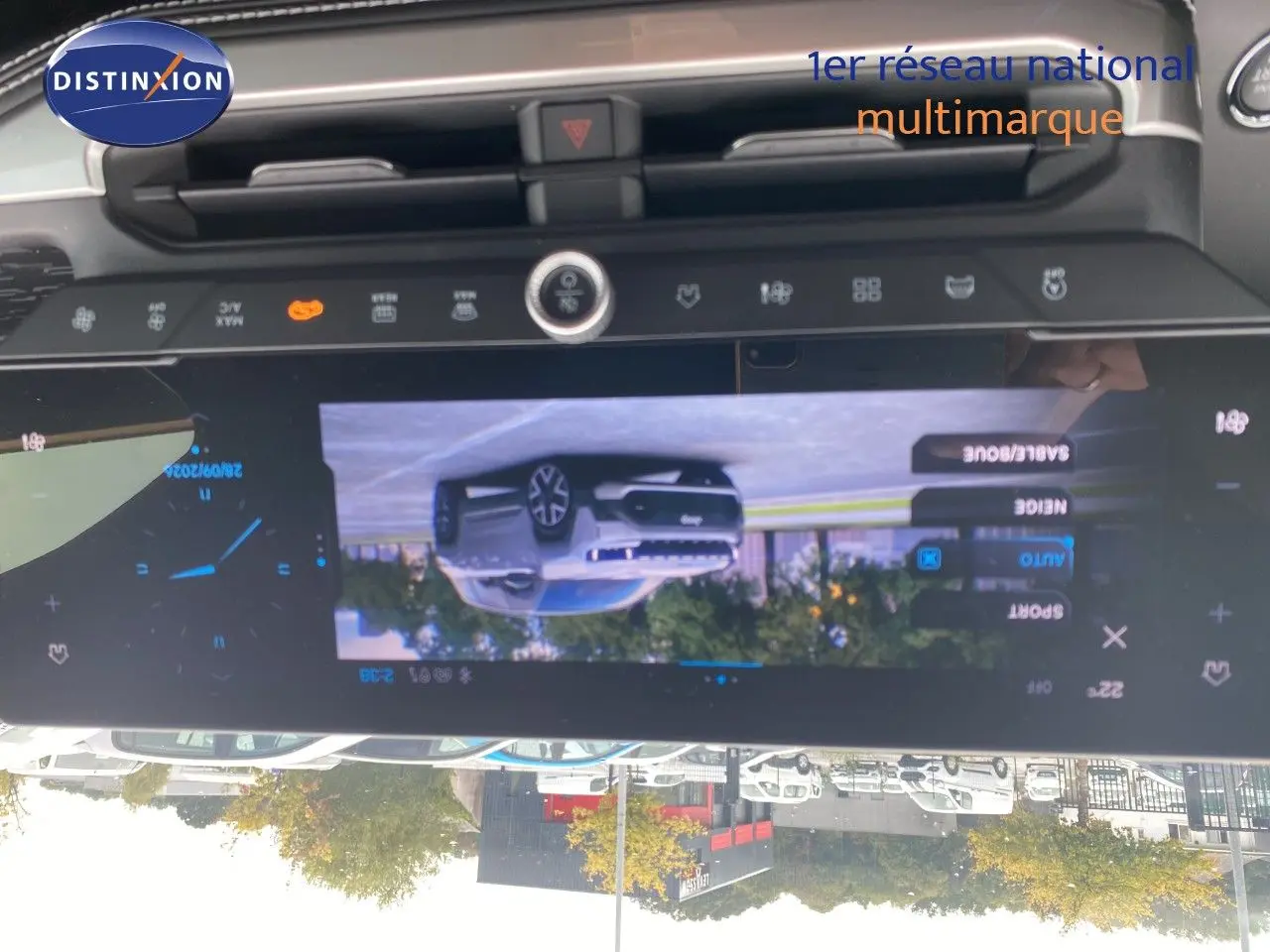 Écran tactile intérieur montrant la caméra de recul du Jeep Compass noir Vulcano, vue arrière du véhicule.