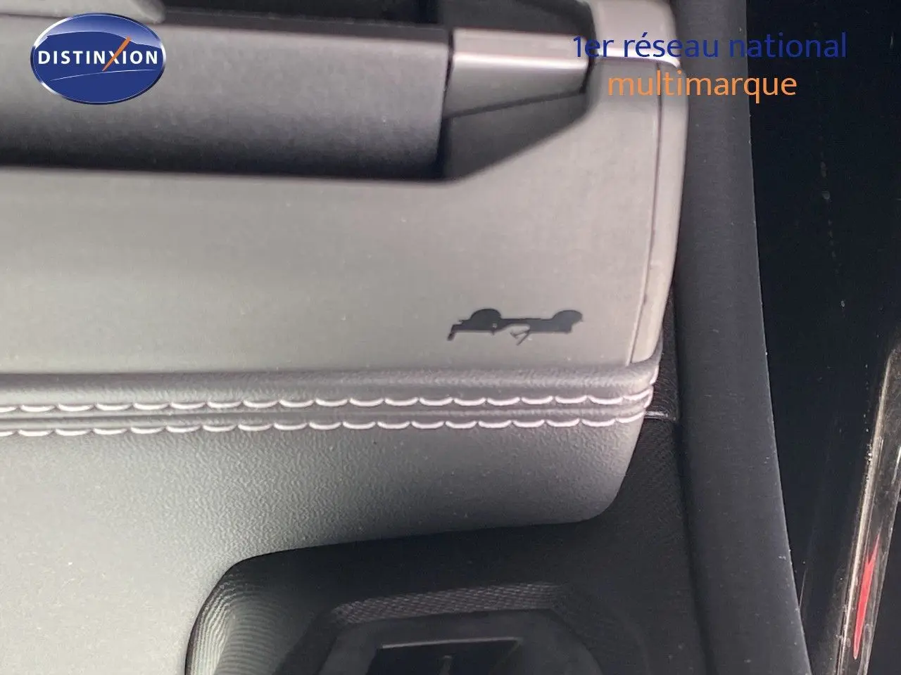 Gros plan sur la console centrale en cuir noir avec surpiqûres blanches du Jeep Compass Summit 2026 noir Vulcano.