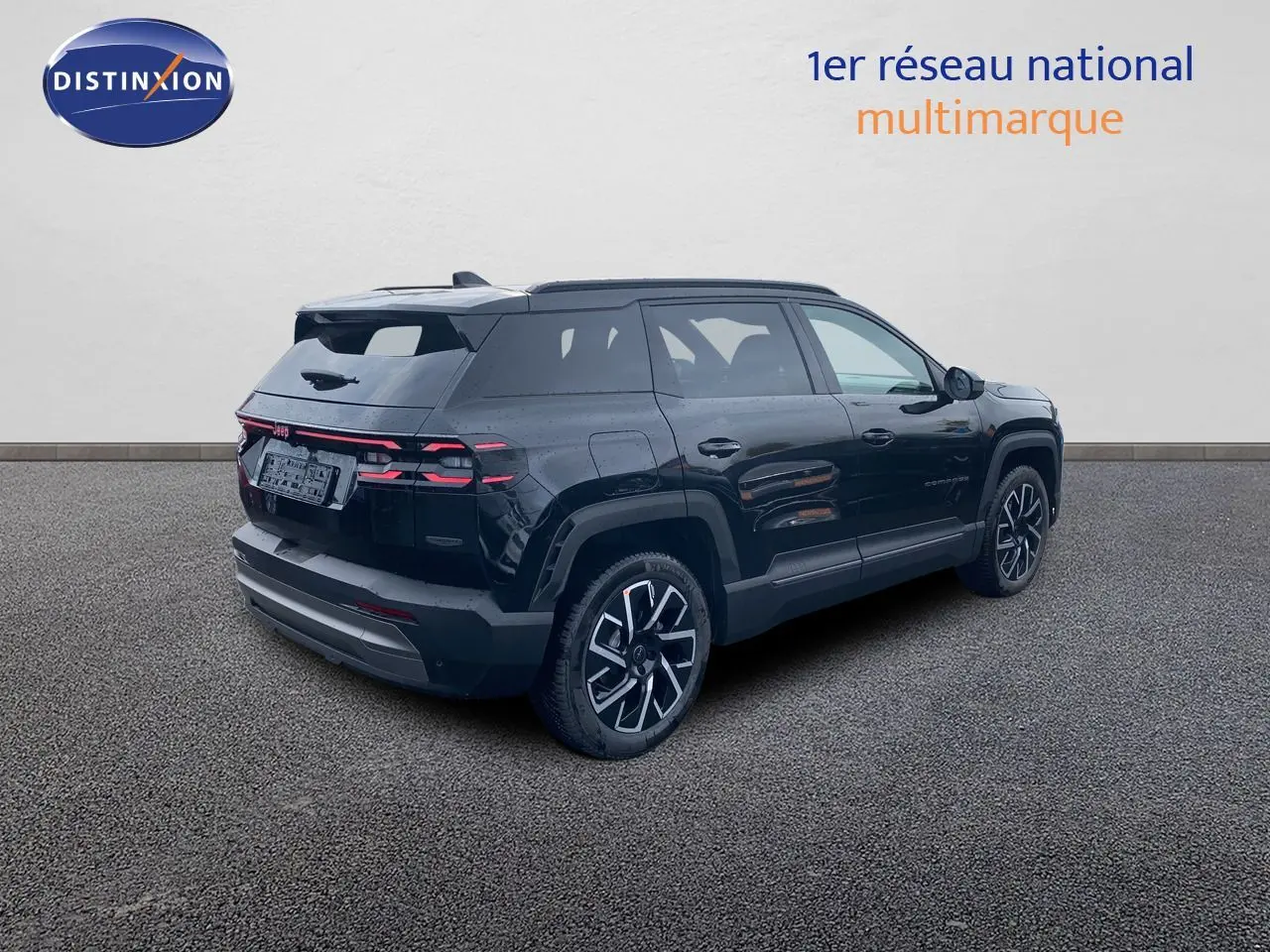 Jeep Compass noir Vulcano métal vu en 3/4 arrière droit, avec jantes alliage bicolores et feux arrière LED distinctifs.