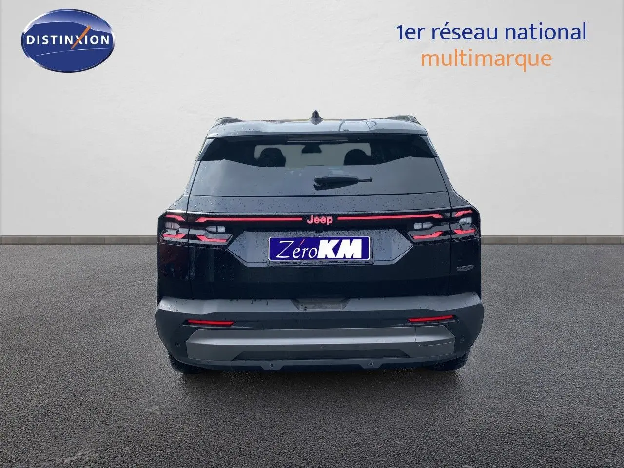 Vue arrière du Jeep Compass noir Vulcano Metal 2026 avec feux LED reliés par une bande lumineuse rouge.