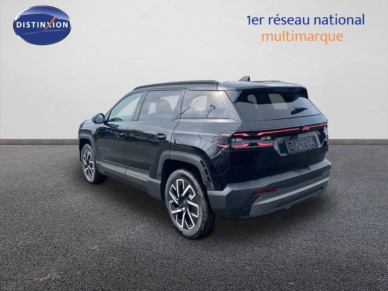 Jeep Compass noir Vulcano métal en 3/4 arrière droit, avec jantes alliage et feux arrière LED distinctifs.