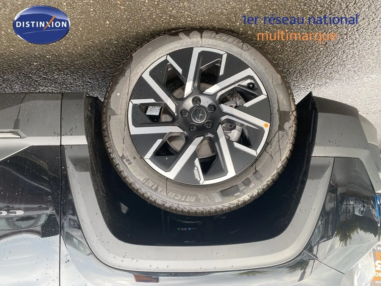Vue en plongée sur la roue avant droite d’un Jeep Compass noir Vulcano Metal, mettant en valeur la jante moderne et le pneu Michelin.