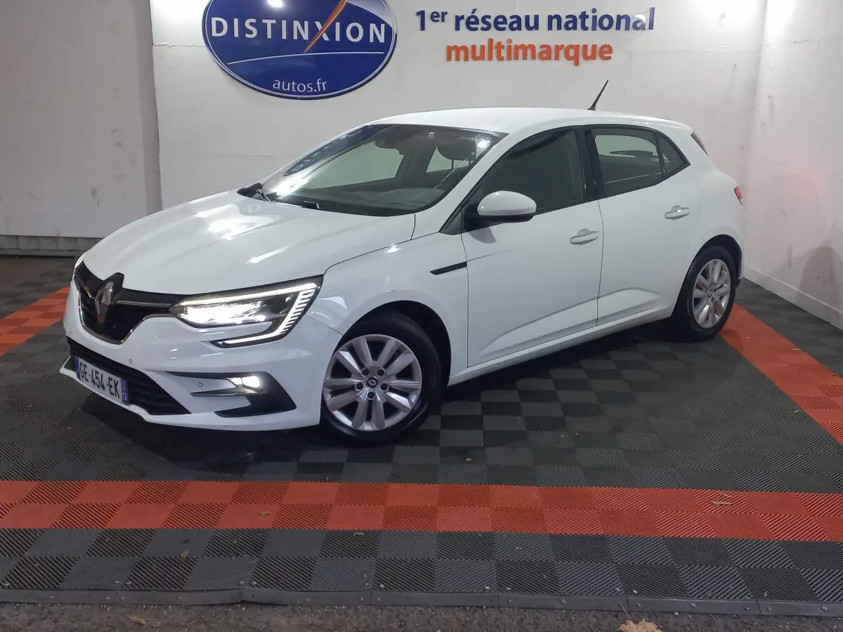 Renault Mégane Business Blue dCi 115 EDC blanche vue en 3/4 avant droit dans un showroom avec éclairage intérieur.