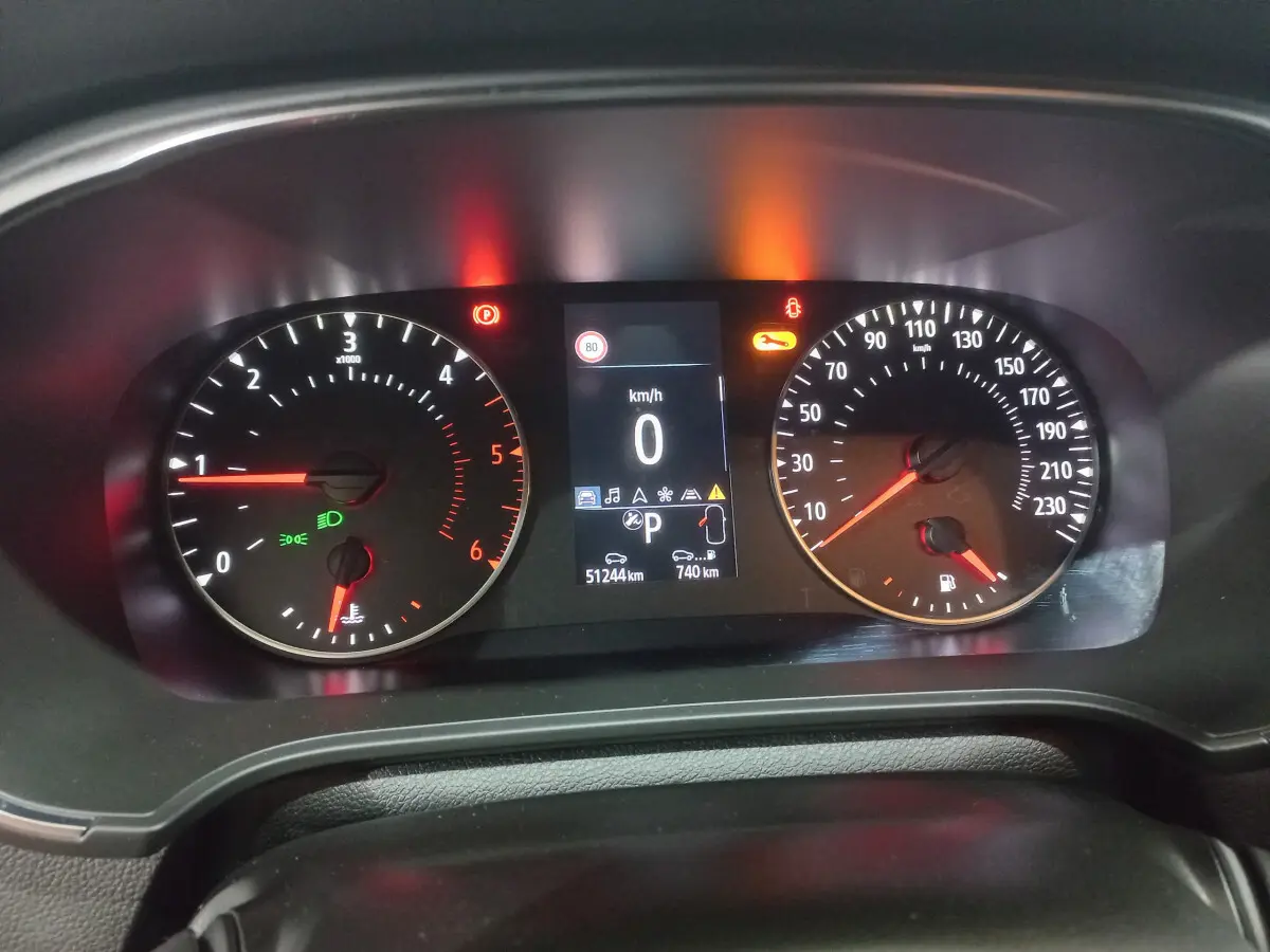 Tableau de bord de Renault Mégane Business 2022 montrant compte-tours, vitesse à zéro et affichage digital central.