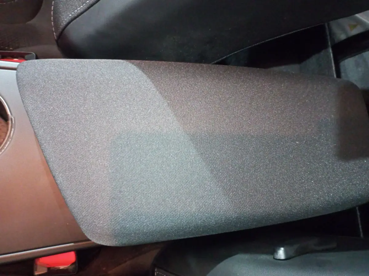 Gros plan sur l'accoudoir central en tissu gris foncé de la Renault Mégane Business Blue dCi 115 EDC 2022.