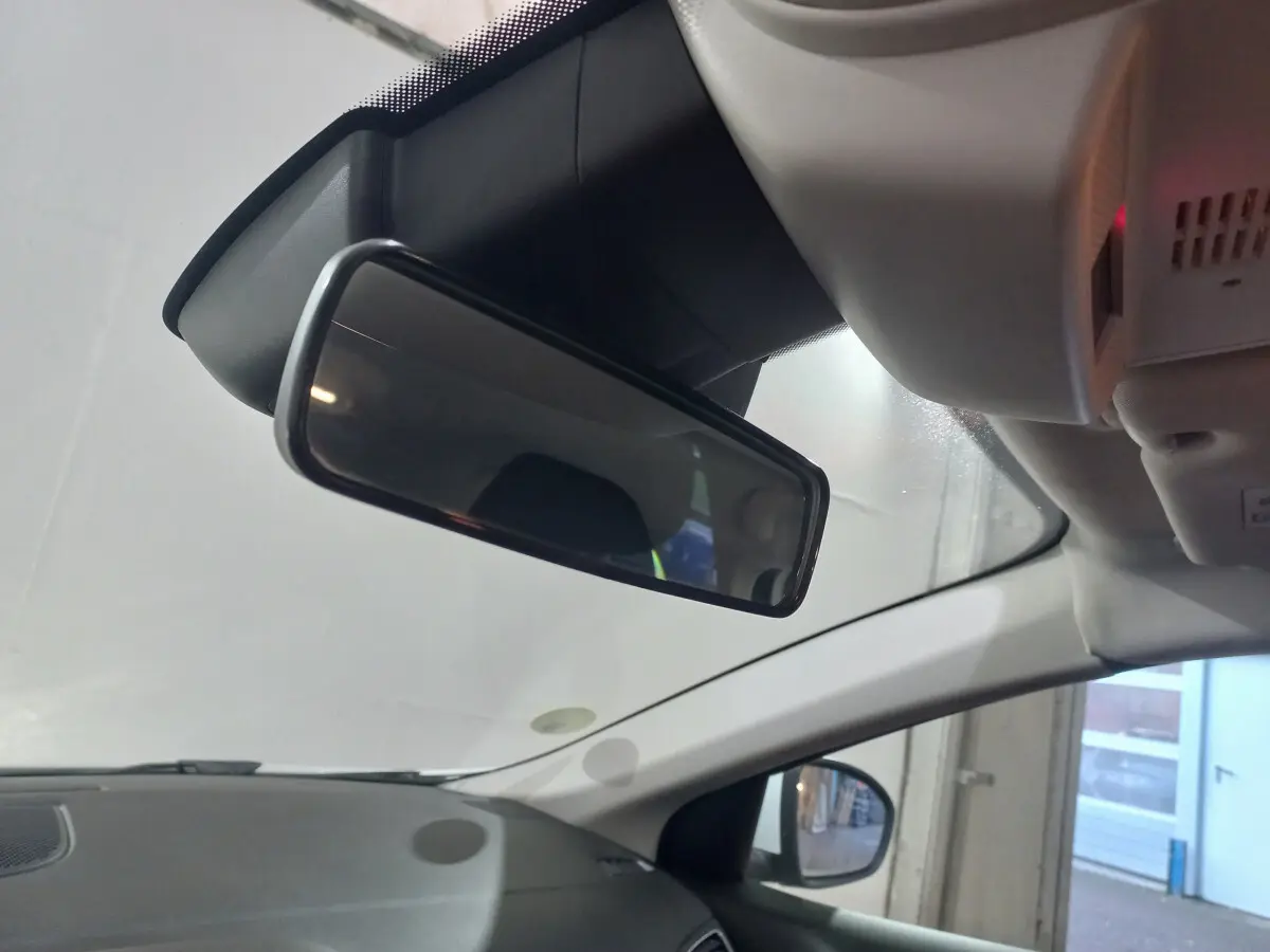 Vue intérieure du rétroviseur central et partie supérieure du pare-brise de la Renault Mégane Business blanc 2022.