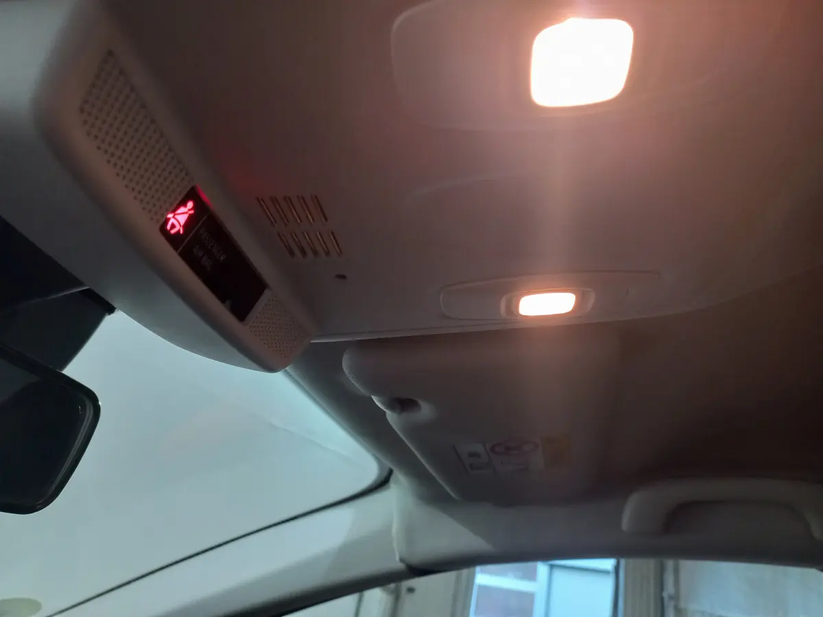 Vue intérieure du plafond avant de la Renault Mégane Business Blue dCi 115 EDC 2022 avec éclairage et indicateur airbag passager.