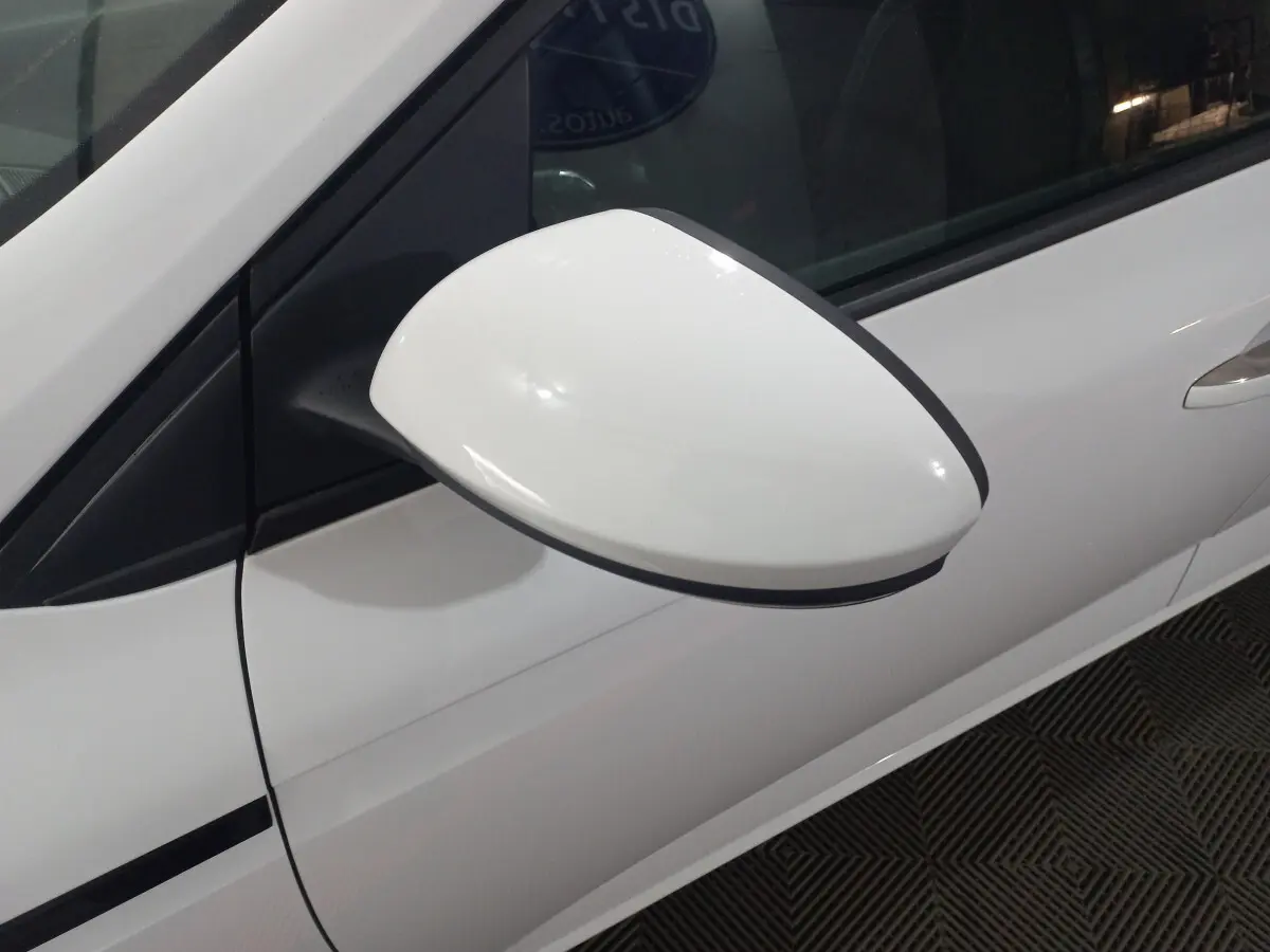 Rétroviseur blanc côté conducteur d'une Renault Mégane Business Blue dCi 115 EDC 2022 vue en gros plan.