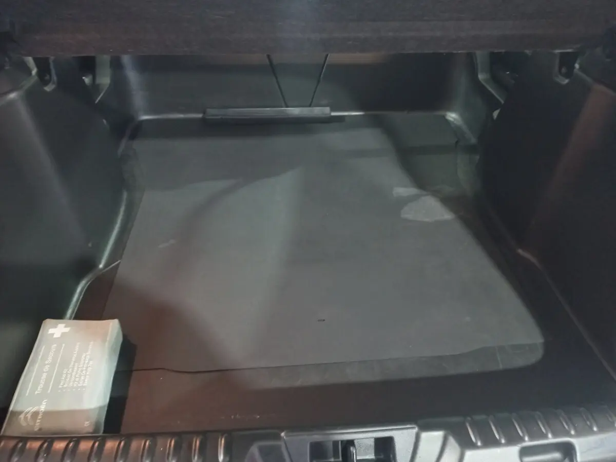 Coffre noir vide de Renault Mégane Business Blue dCi 115 EDC 2022 avec trousse de secours à gauche.