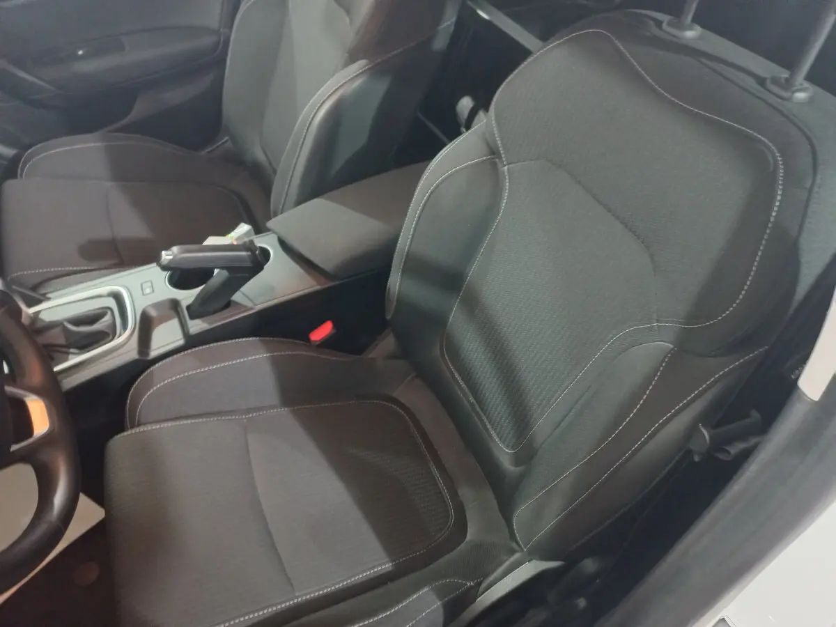 Vue intérieure rapprochée des sièges avant noirs et de la console centrale d'une Renault Mégane Business Blue dCi 115 EDC 2022.