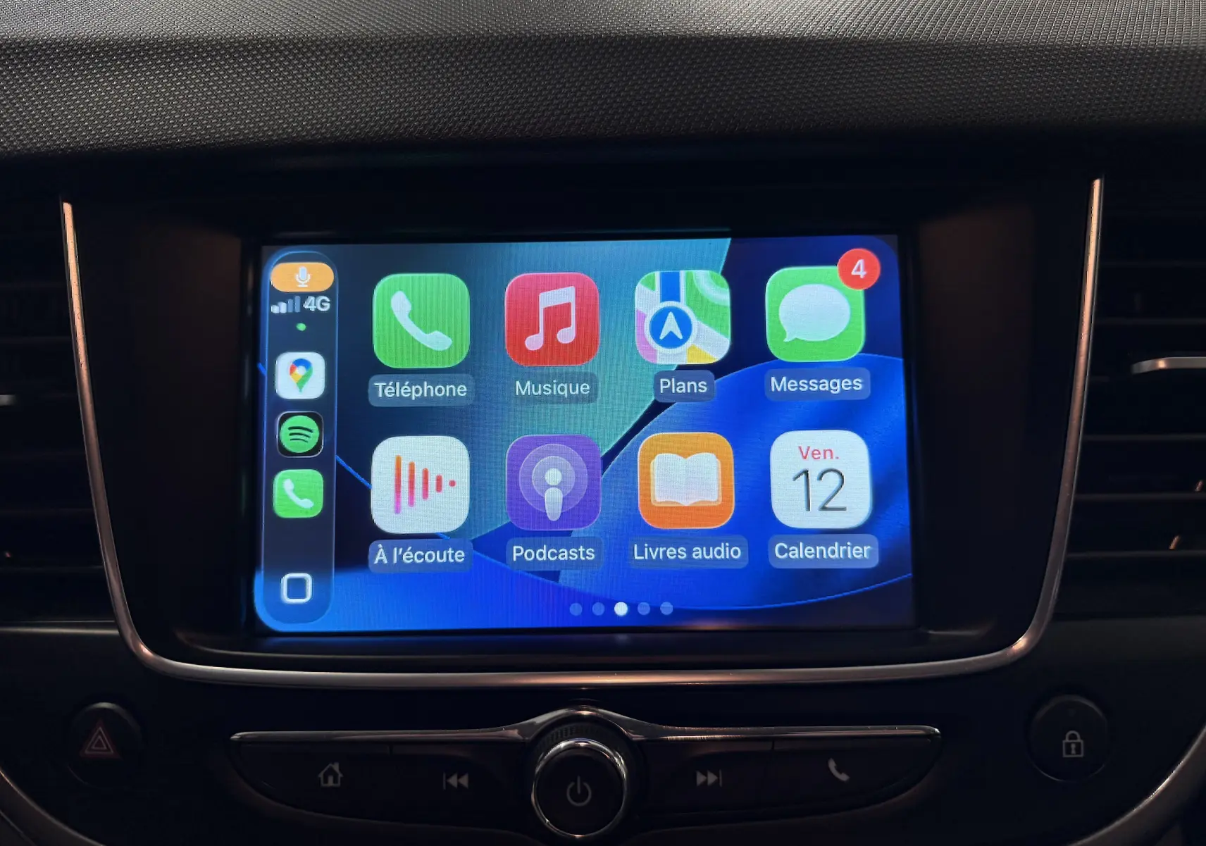 Écran tactile central de l’Opel Crossland 2023 affichant l’interface Apple CarPlay avec plusieurs applications colorées.