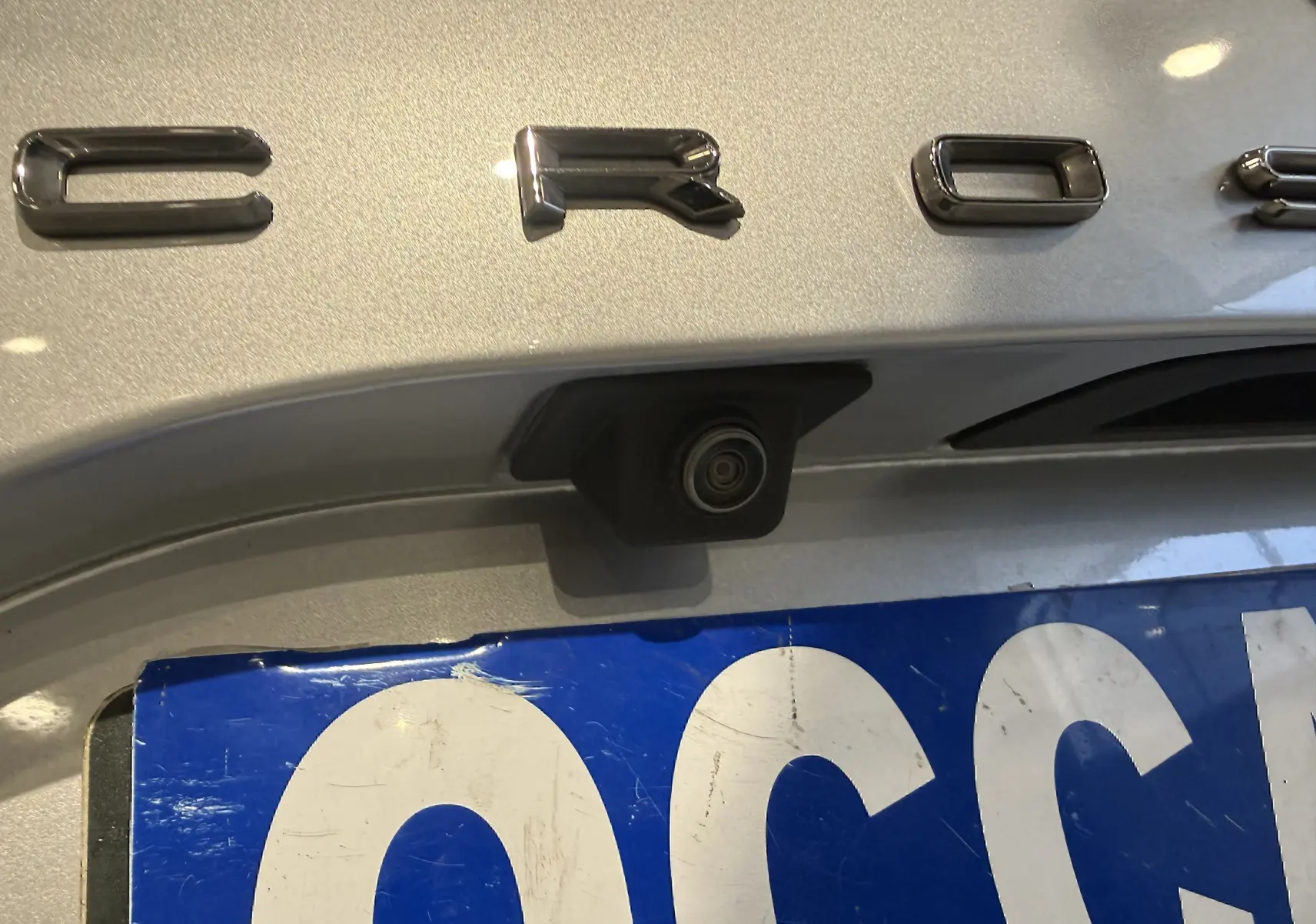 Gros plan sur la caméra de recul intégrée au hayon gris métallisé de l’Opel Crossland 2023.