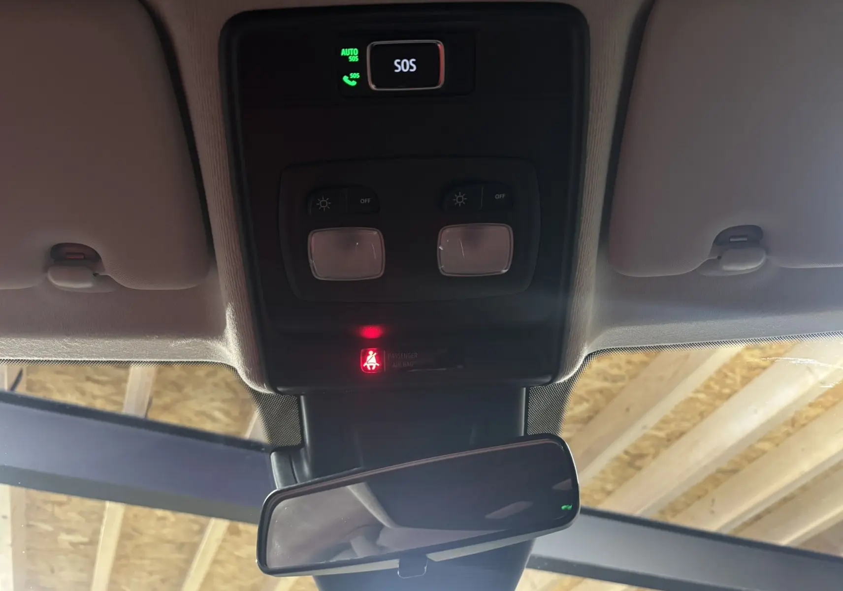 Vue intérieure du plafonnier et du rétroviseur intérieur de la Renault Clio 2024, avec bouton SOS et éclairage intégré.