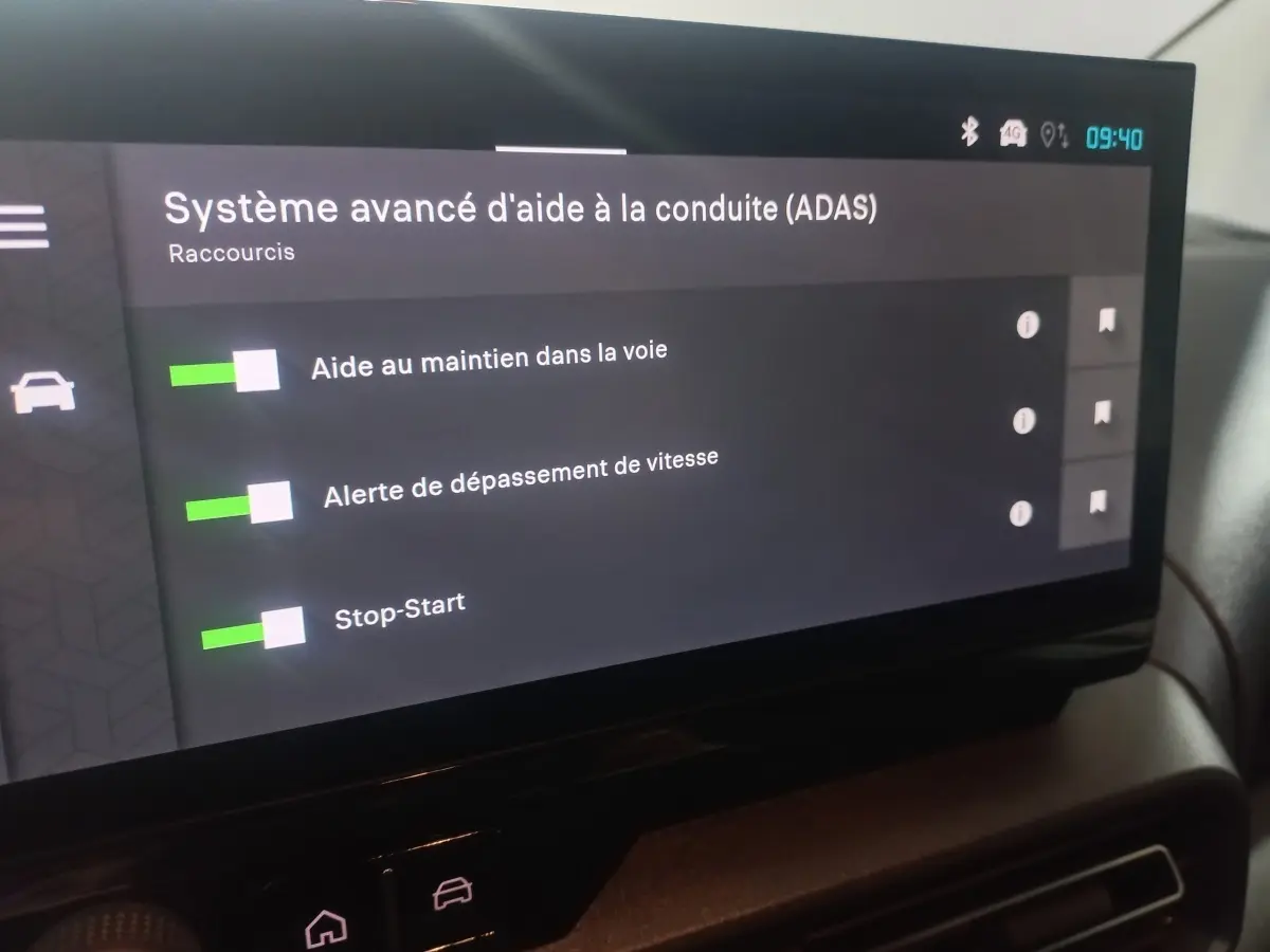 Écran tactile intérieur affichant les réglages du système d'aide à la conduite dans un Citroën Berlingo blanc, vue de près.