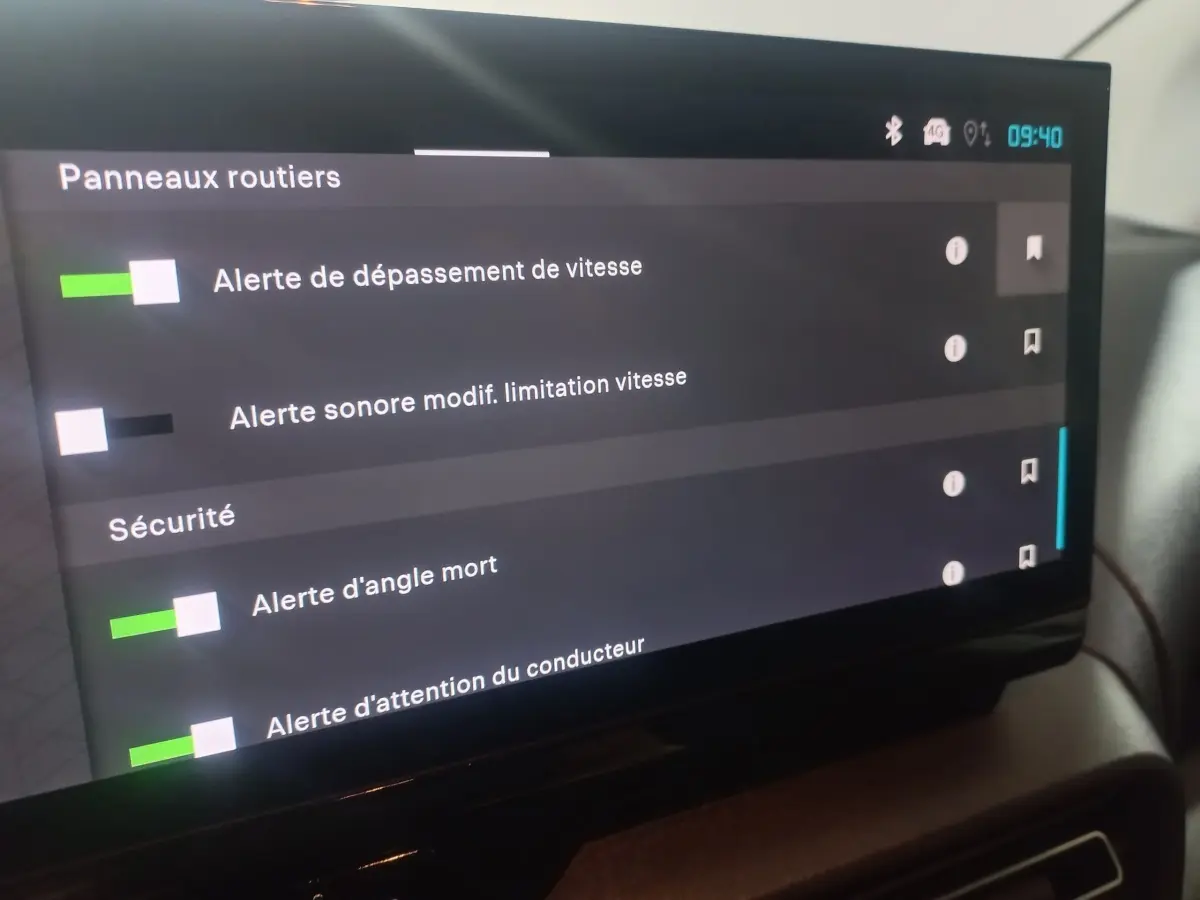 Écran tactile intérieur du Citroën Berlingo XL 2025 montrant les alertes de sécurité et panneaux routiers.