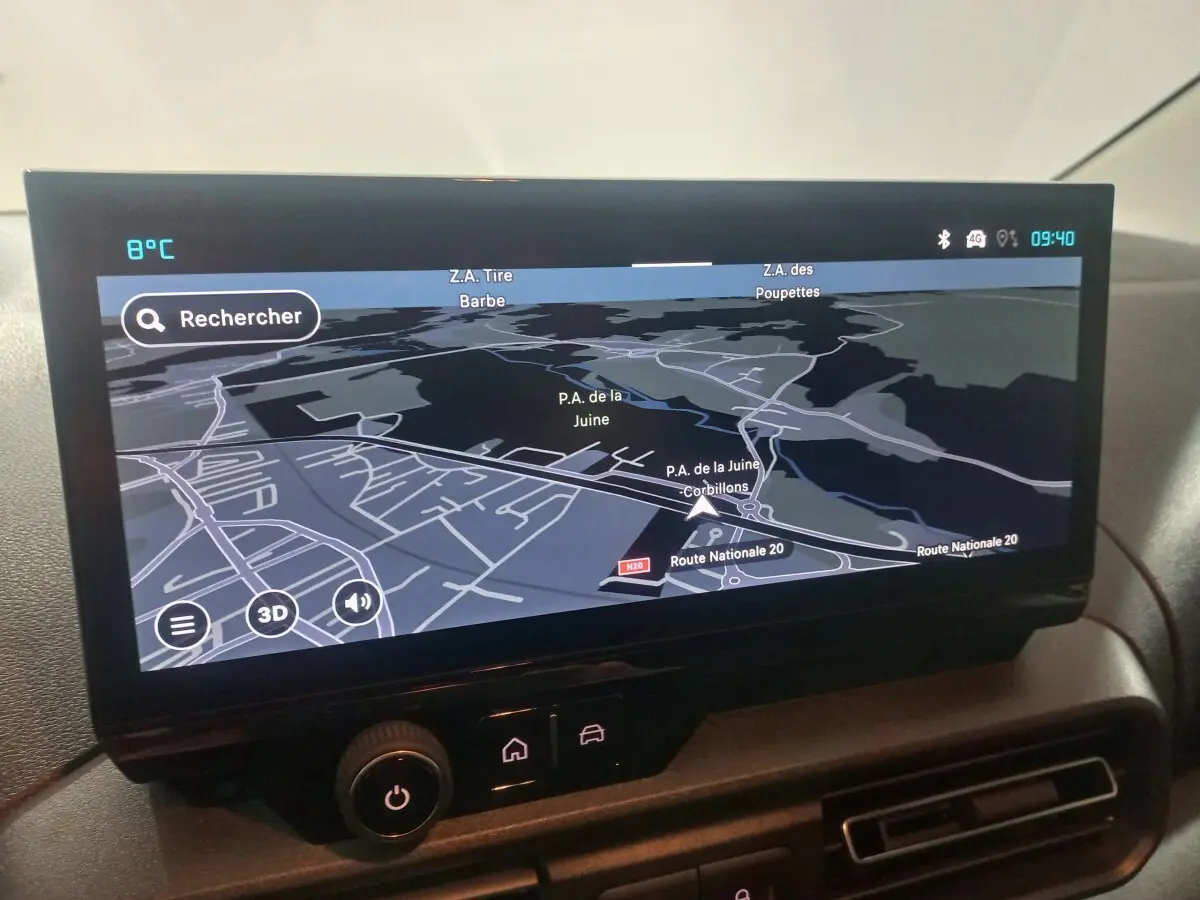 Écran tactile du système de navigation du Citroën Berlingo XL blanc, affichant une carte en mode 3D.