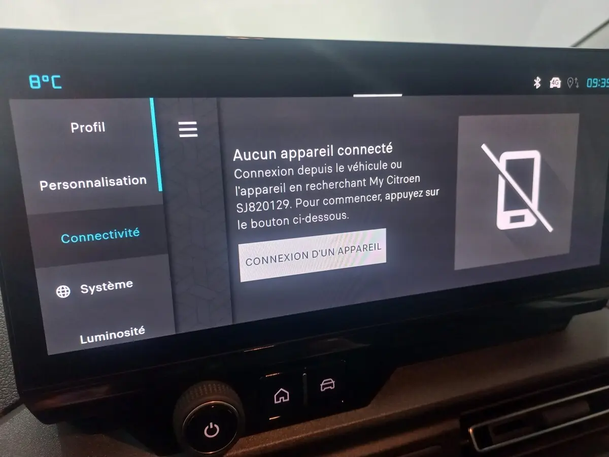 Écran tactile central du tableau de bord du Citroën Berlingo XL blanc, affichant le menu connectivité.