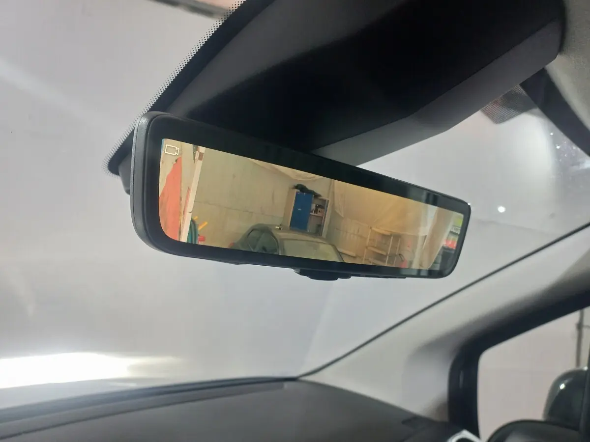 Rétroviseur intérieur numérique du Citroën Berlingo XL blanc, affichant une vue arrière avec caméra.